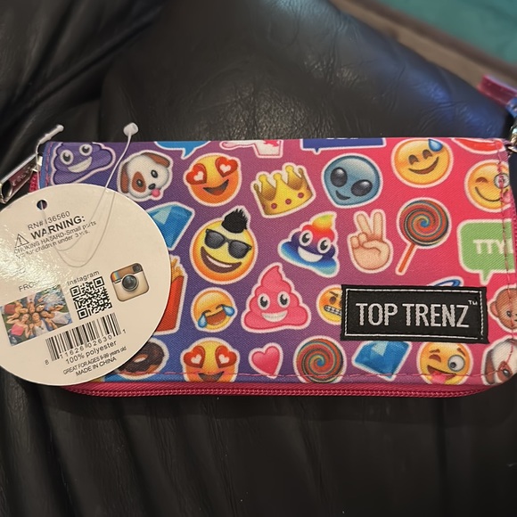 NWT Top Trenz Girls large Zipper Emoji  Wallet with wristlet attachment - Picture 3 of 3